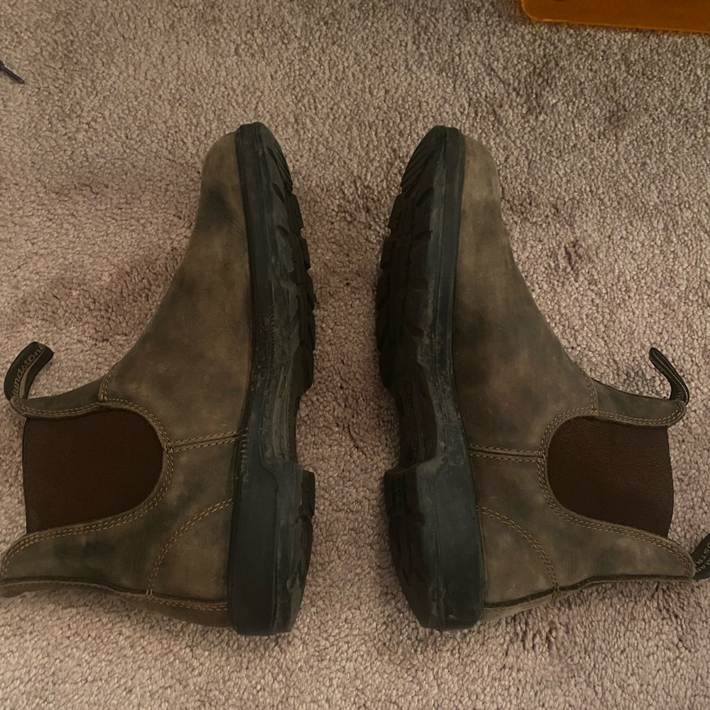 Gently used suede brown blundstone boots.